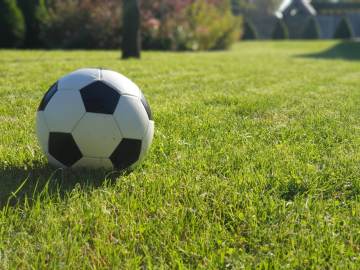 英超老板财富榜揭晓，克伦克第五，榜首资产惊人（配图示意）