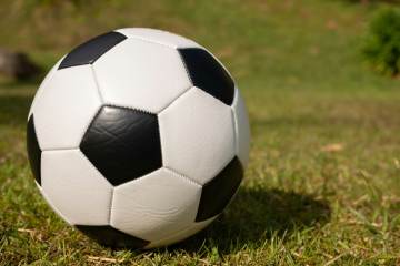 巴黎圣日耳曼比赛结果引发争议（配图示意）